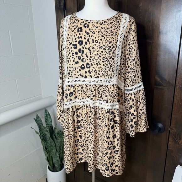 NWT Entro Leopard Print Mini Dress with bell sleeves Womens Size L 100% Rayon - Picture 2 of 10